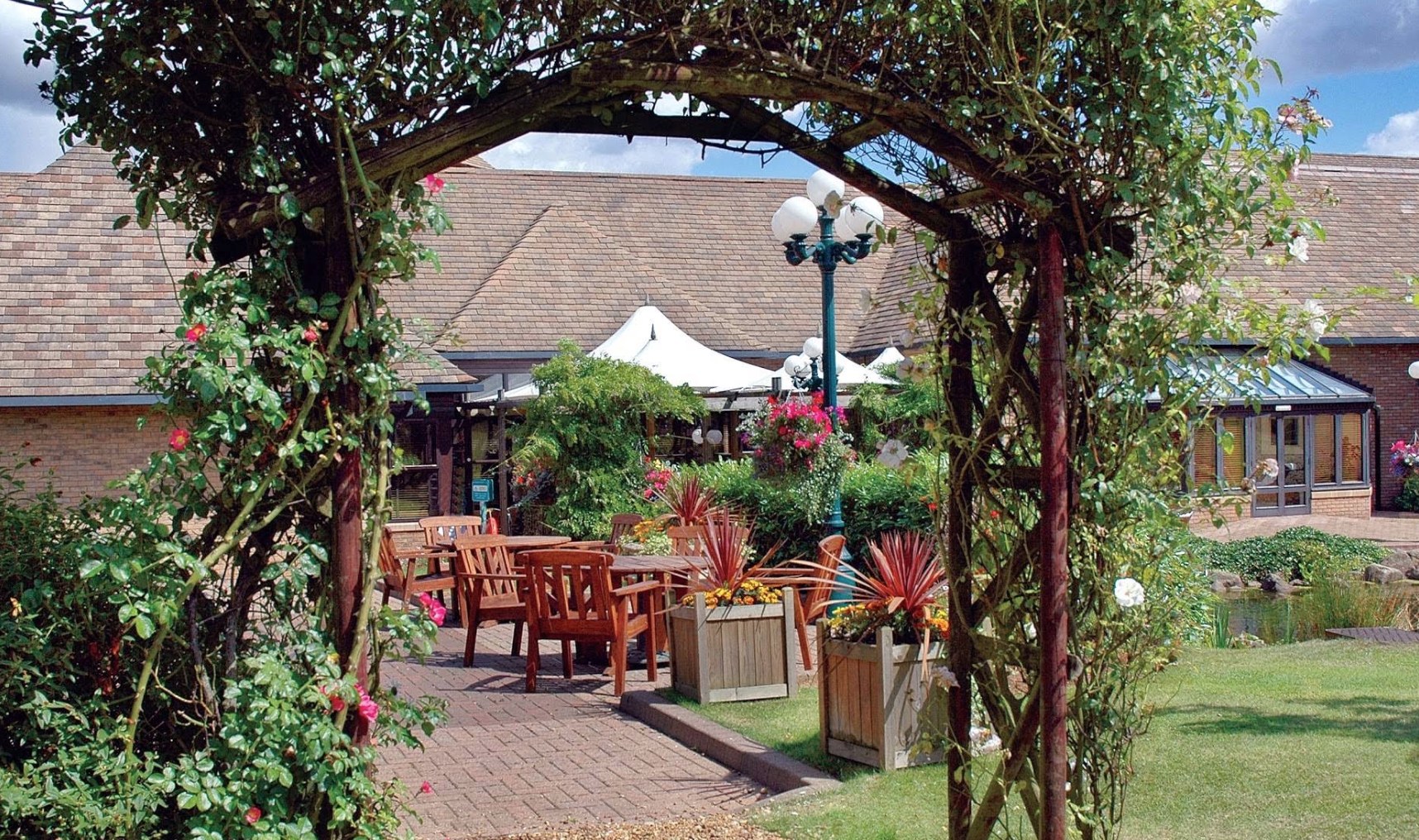 Terrasse und Garten des Kettering Park Hotel & Spa
