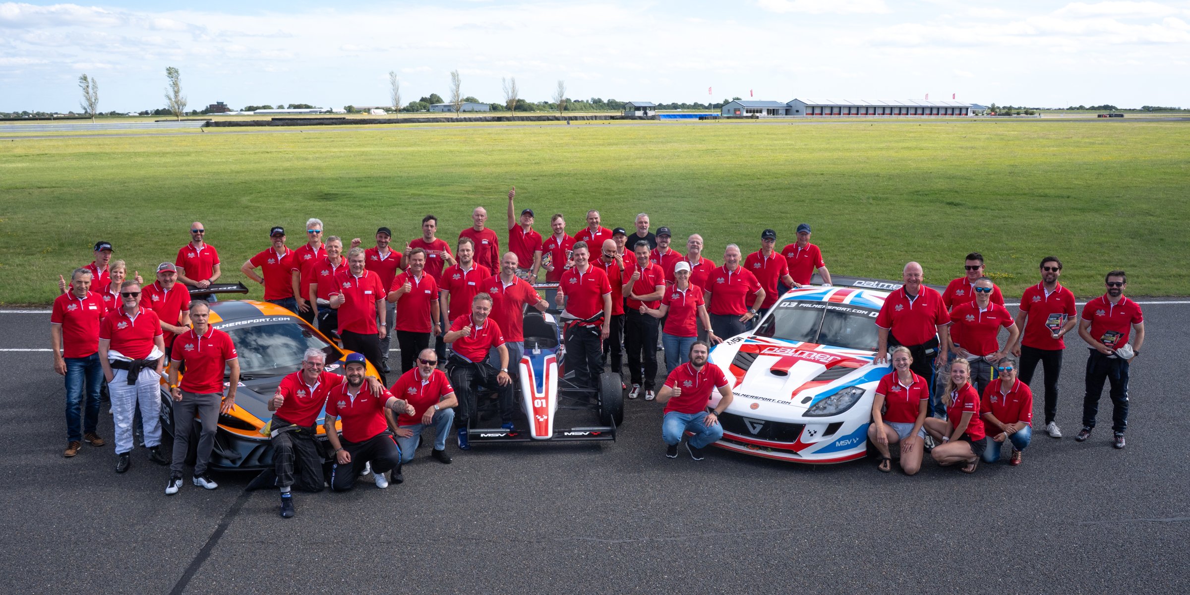 Das PalmerSport Team mit den Power Cars auf der Rennstrecke in Bedford